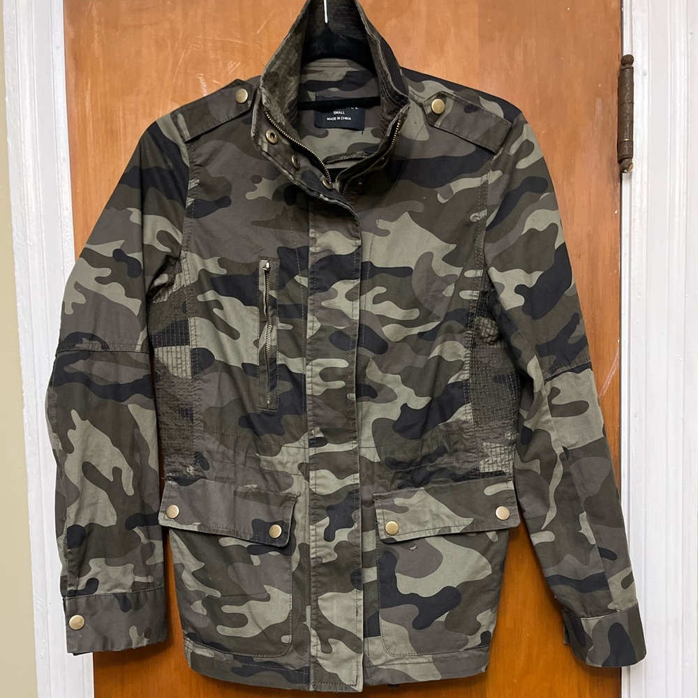 Love Tree camouflage Longsleeve jacket large pockets .Mens S.                AA